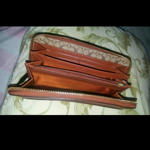 Coach Wallet Authentic - Picture 2 of 5